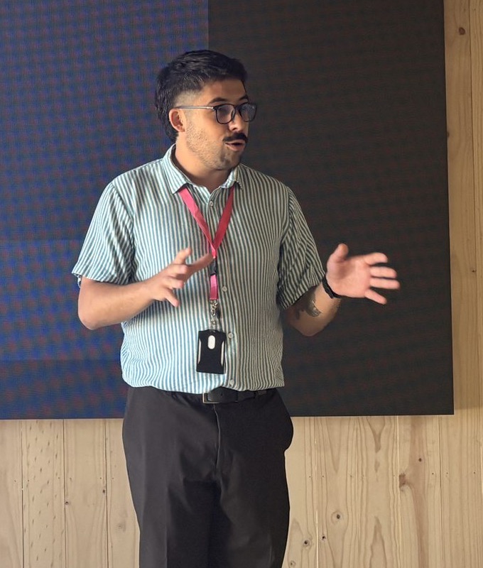 Pablo Pérez presentando en el Hub Metropolitano